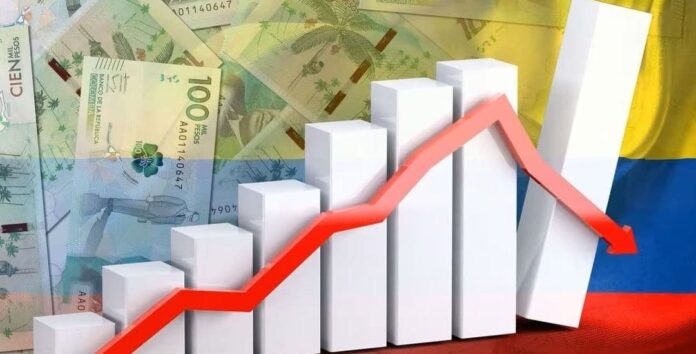 Gráfico de barras con tendencia a la baja superpuesto a billetes de pesos colombianos y la bandera de Colombia.