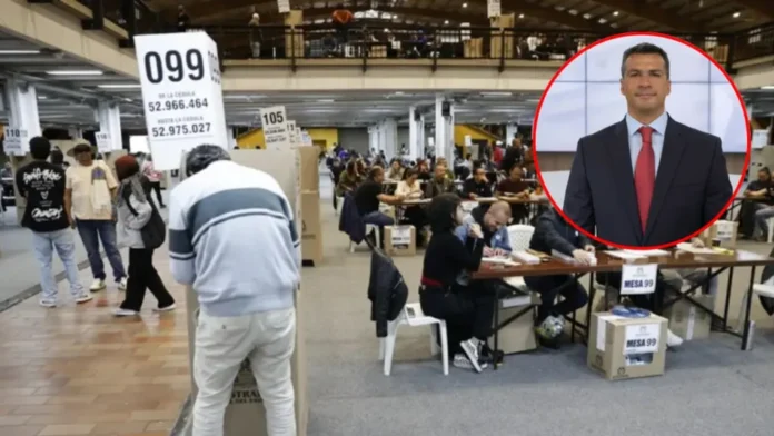Ciudadanos votando en un puesto electoral habilitado, junto a un recuadro de un funcionario de la Registraduría Nacional.