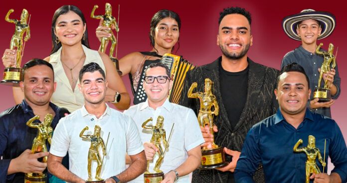 Ganadores del Festival Vallenato recibiendo sus premios en la Plaza Alfonso López de Valledupar.