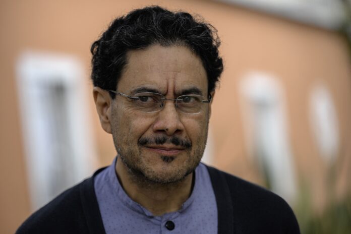 Primer plano del candidato presidencial Iván Cepeda con expresión seria.