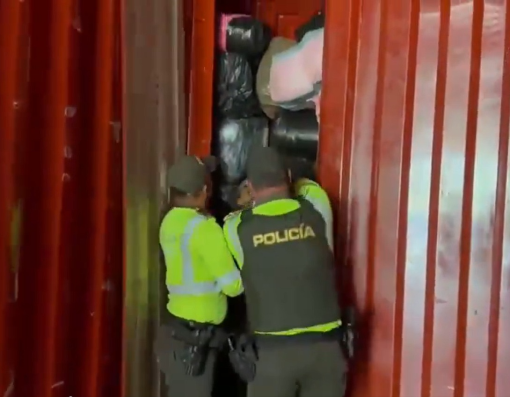 Policía Nacional inspecciona caleta oculta con estupefacientes dentro de contenedor en Sucre.
