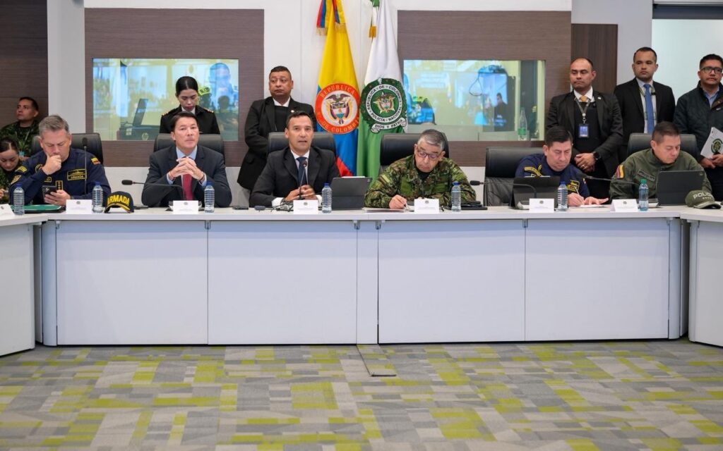 Ministro de Defensa y cúpula militar de Colombia presidiendo la reunión del PMU Electoral.