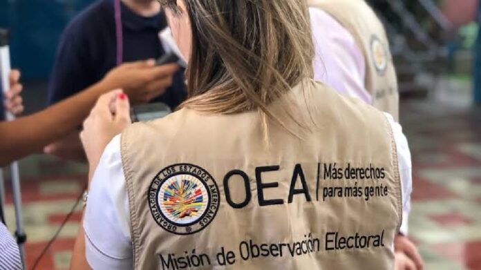 Integrante de la Misión de Observación Electoral de la OEA durante una jornada electoral en Colombia.