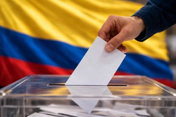 Ciudadano deposita su voto en una urna durante las elecciones en Colombia, en una jornada destacada por la OEA por su alta participación y transparencia.