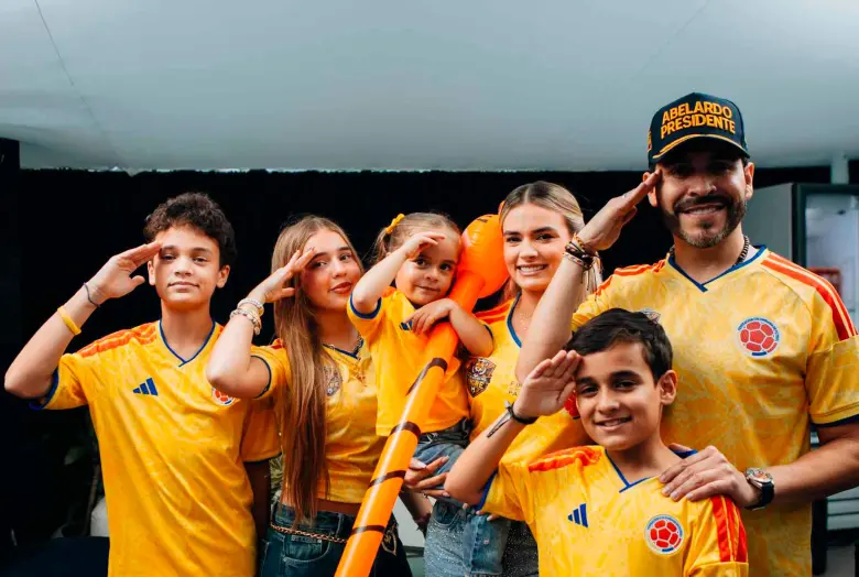 De la Espriella camiseta: Fotografía del candidato junto a su familia luciendo la prenda de la selección y haciendo el saludo militar.