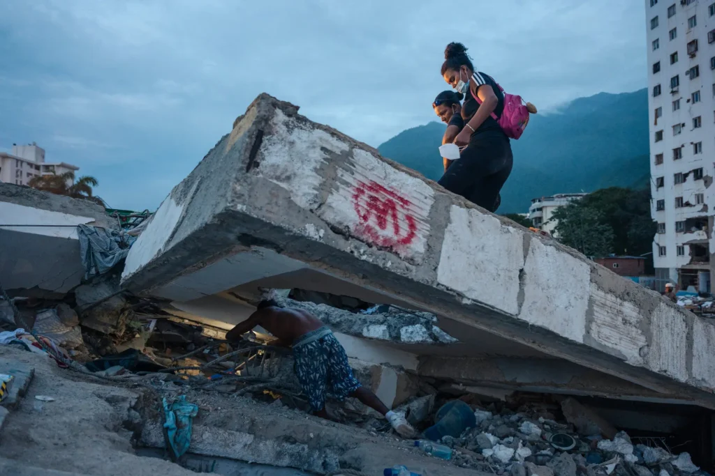 Habitantes buscan entre los escombros tras los terremotos en Venezuela