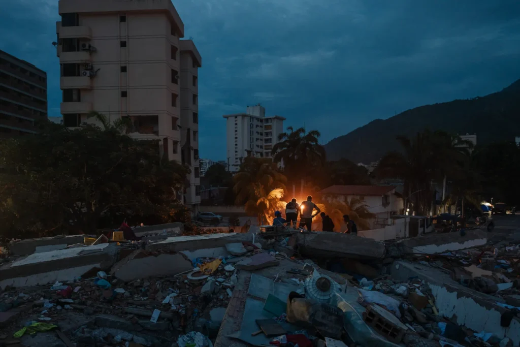 Personas trabajan entre los escombros tras los terremotos en Venezuela
