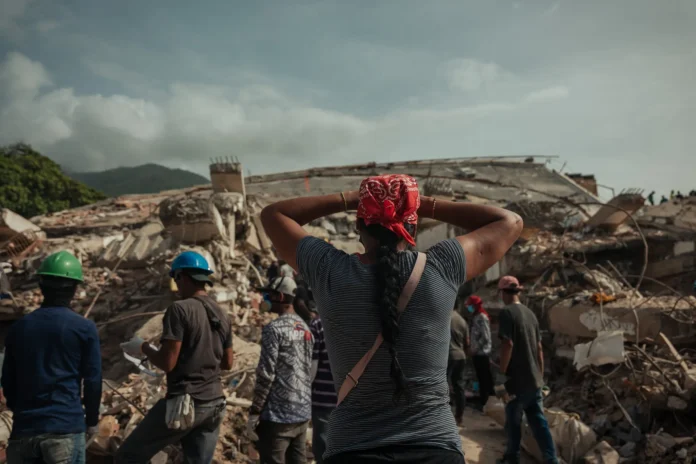 Mujer observa los escombros dejados por los terremotos en Venezuela