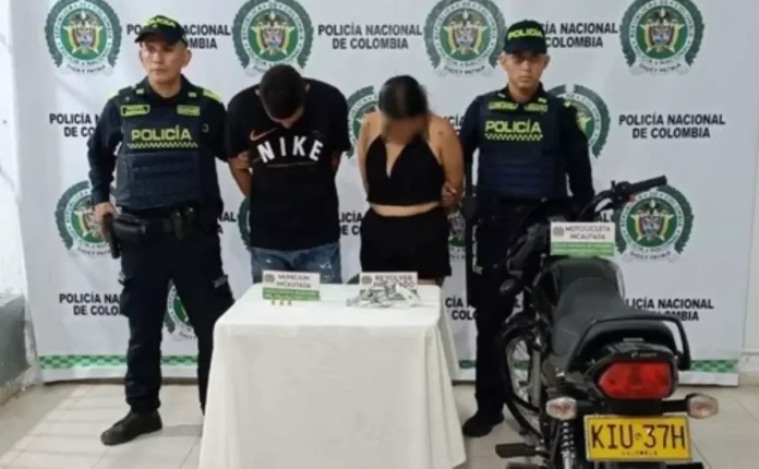 La Policía Nacional presenta a la pareja capturada en el barrio Garupal, en Valledupar, durante un operativo en el que incautó un revólver calibre .38 y una motocicleta.