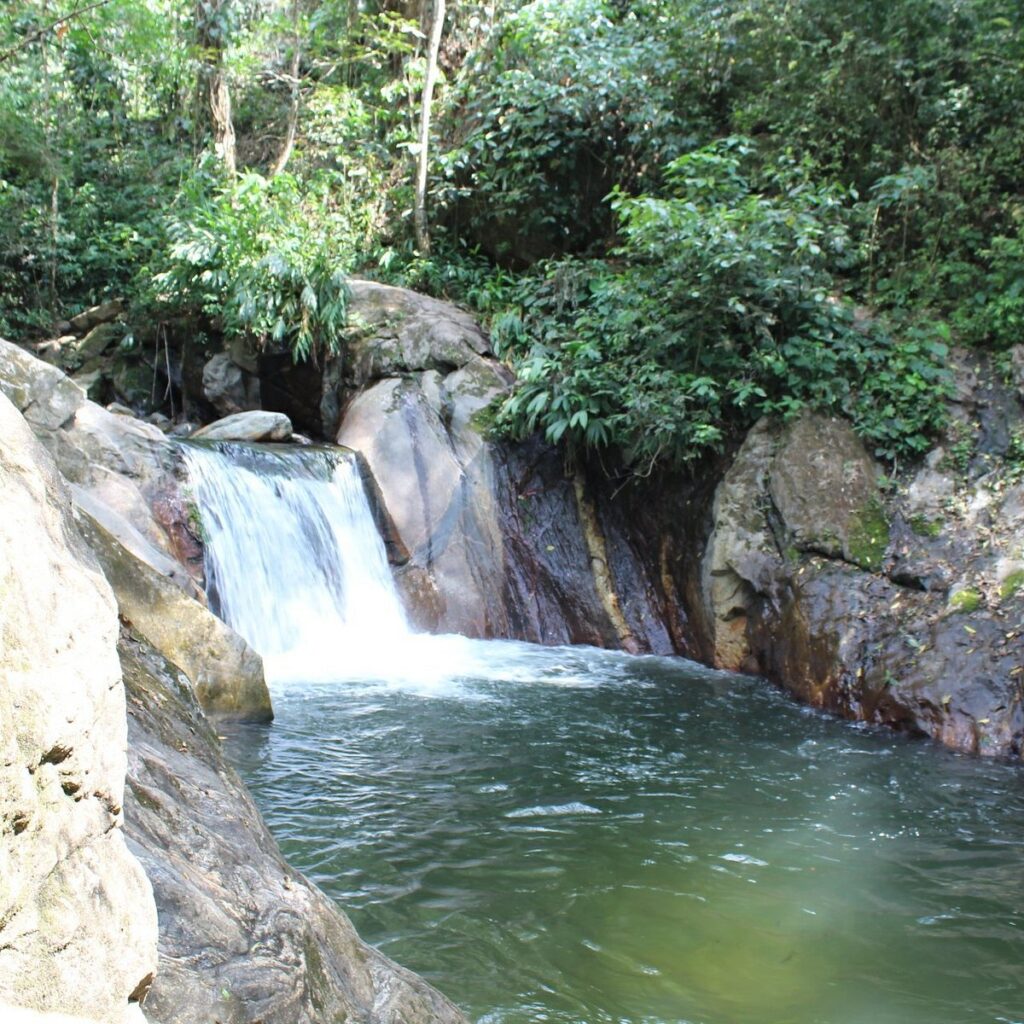 Cascada y piscina natural de Pozo Azul, uno de los atractivos turísticos de Manaure, Cesar.