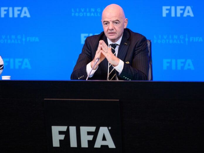 Gianni Infantino durante una conferencia de prensa de la FIFA, en medio de la polémica por el cobro del acceso a la rueda de prensa de la final del Mundial 2026.