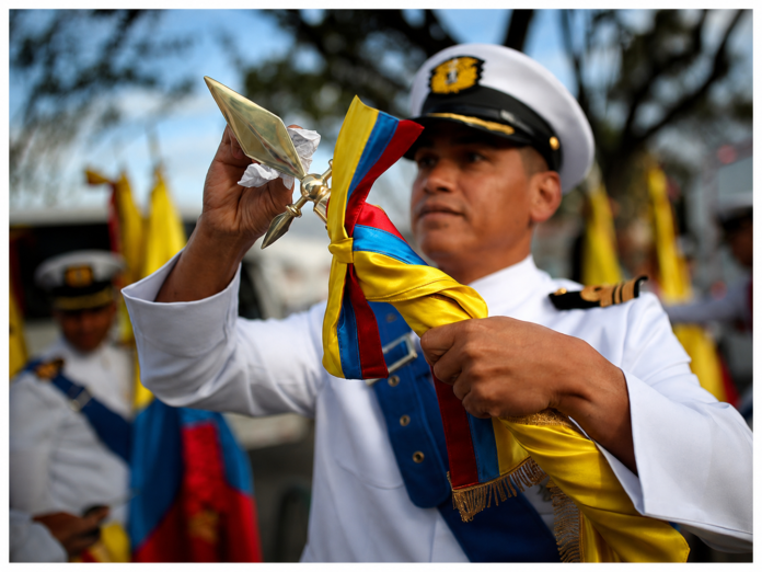 Militar participa en ceremonia del 20 de julio en Colombia.