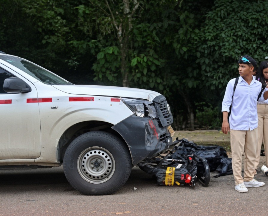 Camioneta y motocicleta involucradas en un accidente de tránsito en La Jagua de Ibirico, Cesar.