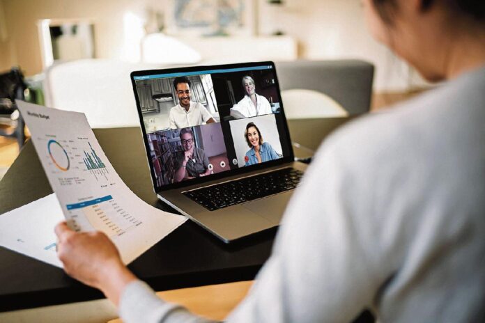 Empleados participan en una videoconferencia durante una jornada de trabajo remoto recomendada por el Gobierno.