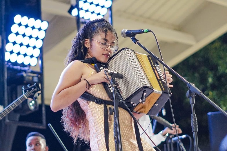 Joven acordeonera interpreta música vallenata durante una presentación del Encuentro Vallenato Femenino (EVAFE) 2026 en Valledupar.