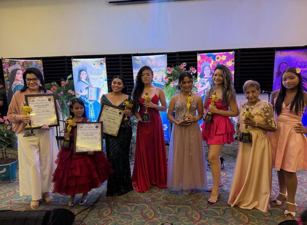 Ganadoras y homenajeadas del Encuentro Vallenato Femenino (EVAFE) posan con sus trofeos y reconocimientos en Valledupar.