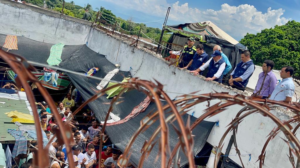 Funcionarios realizan una inspección en la Permanente Central de Valledupar tras denuncias sobre presuntos cobros ilegales y maltratos a detenidos.
