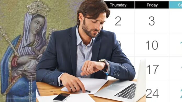 Trabajador revisa el calendario por el puente festivo del 13 de julio en Colombia.