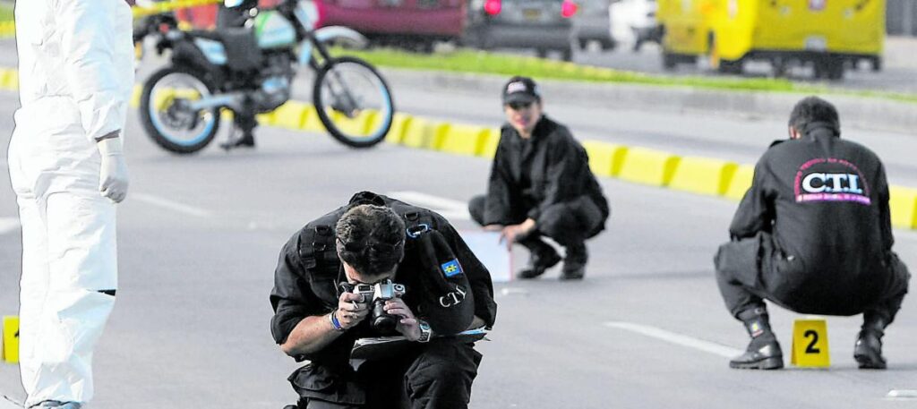 Investigadores del CTI realizan una inspección técnica y fotografían evidencias en una escena del crimen