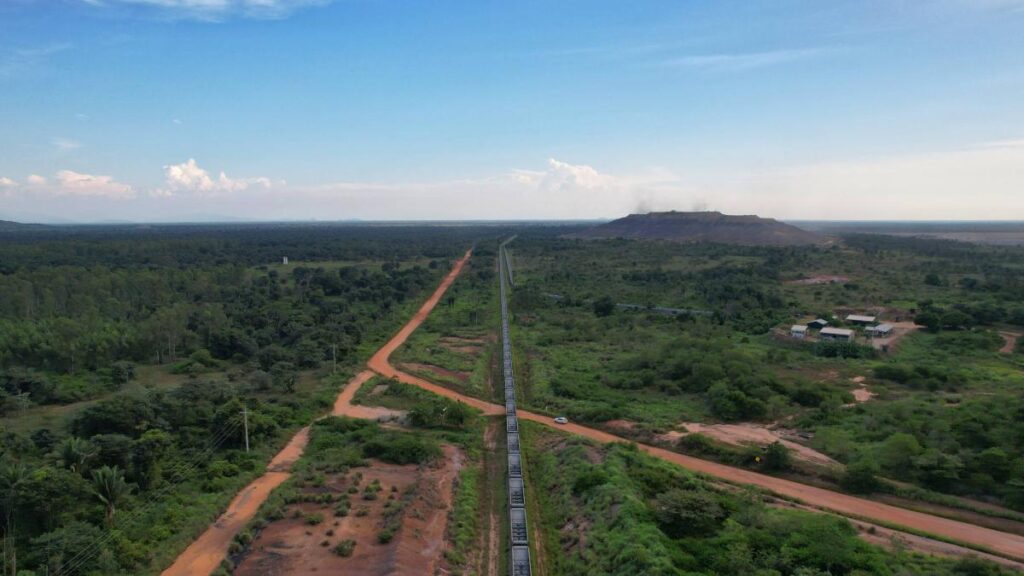 Tren carbonero atraviesa zona minera del Cesar
