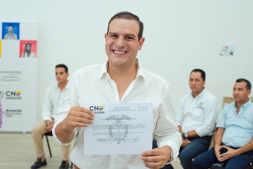 Congresista electo por el Cesar muestra su credencial para el periodo 2026-2030