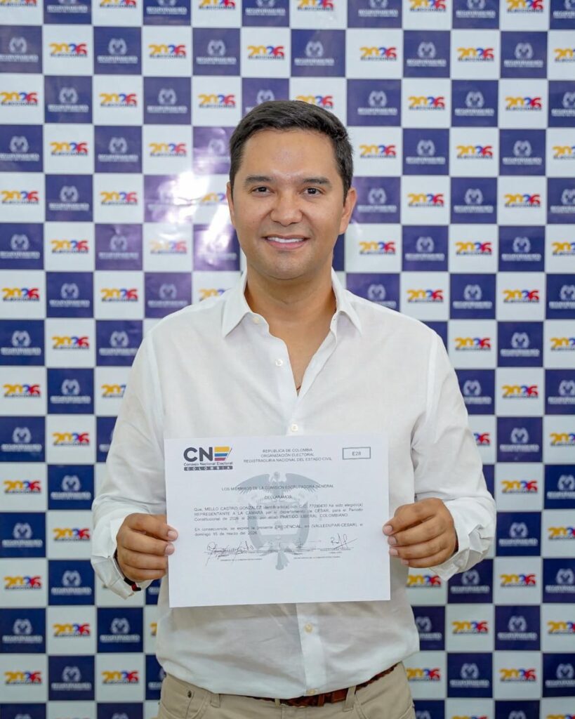 Representante electo por el Cesar sostiene su credencial para la Cámara de Representantes