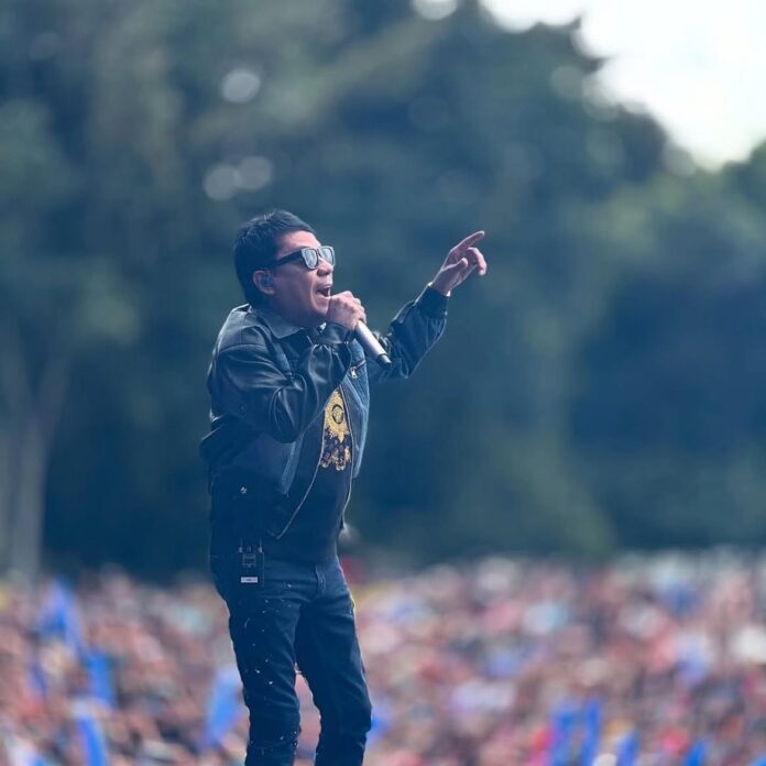 Cantante vallenato se presenta ante el público durante un concierto