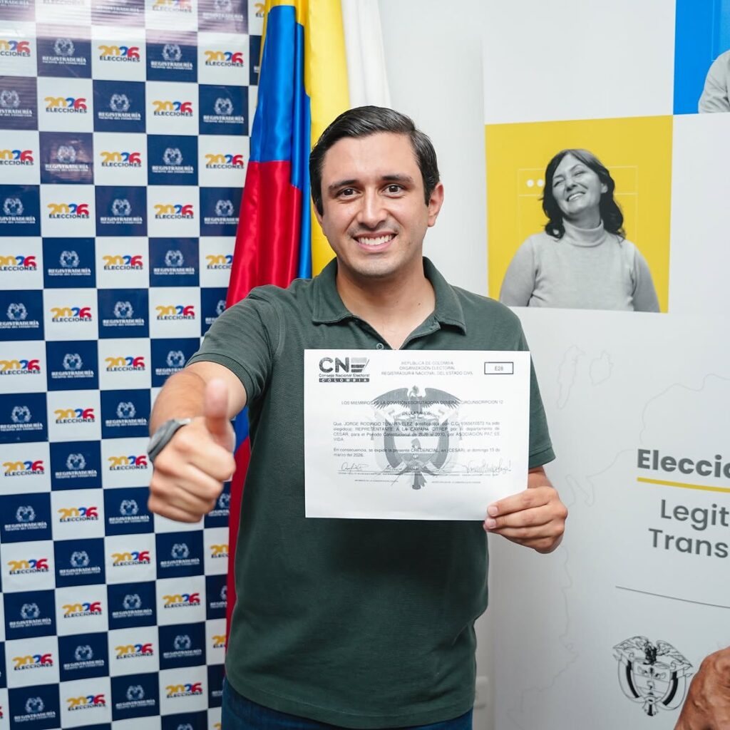 Jorge Rodrigo Tovar sostiene su credencial como representante de la Circunscripción de Paz número 12