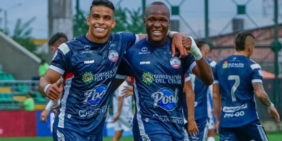 Dos jugadores de Alianza Valledupar sonríen y celebran juntos durante un partido