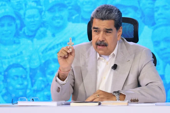Nicolás Maduro durante una intervención pública, mientras enfrenta una demanda en Estados Unidos por presuntas ejecuciones extrajudiciales.