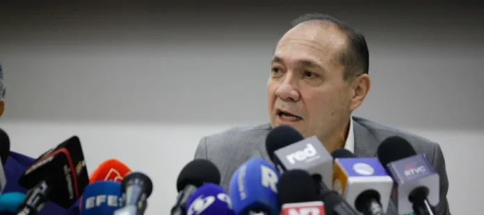 Funcionario del Ministerio del Trabajo habla ante los medios sobre medidas laborales y ahorro de energía
