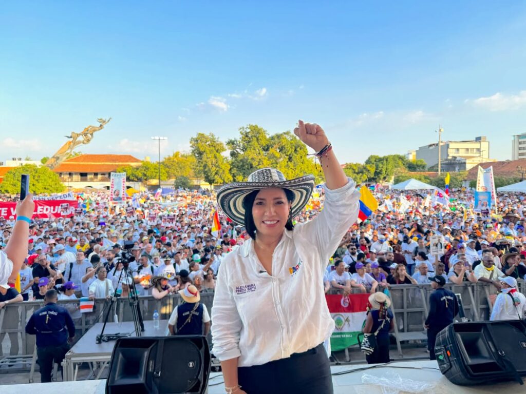 Candidata alza el puño ante una multitud durante un acto político en el Cesar