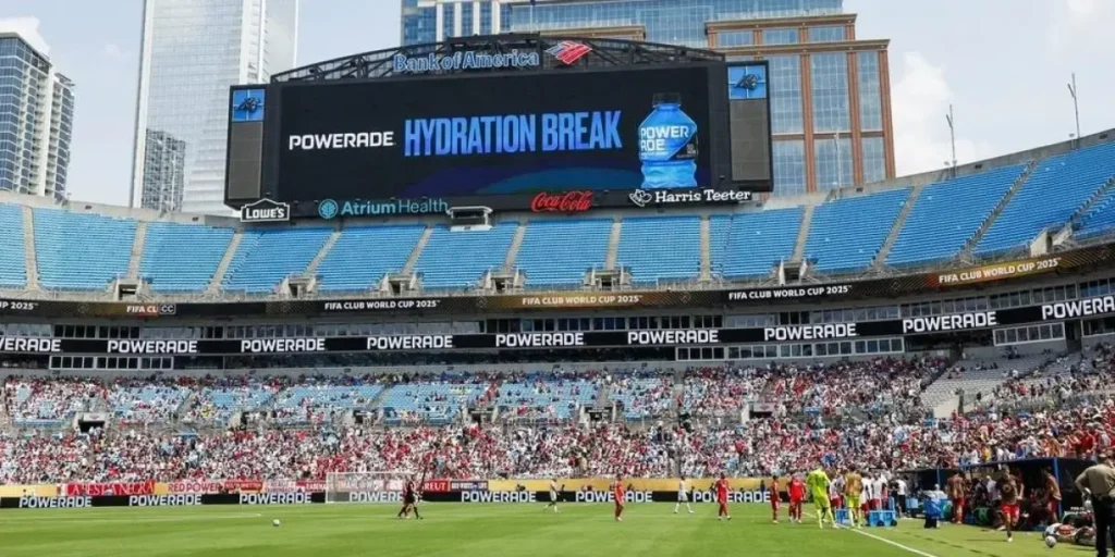 Pantalla de un estadio anuncia una pausa de hidratación durante un partido.