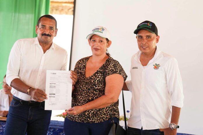 Representante de una organización comunal recibe un documento durante una actividad de las Asojuntas del Cesar