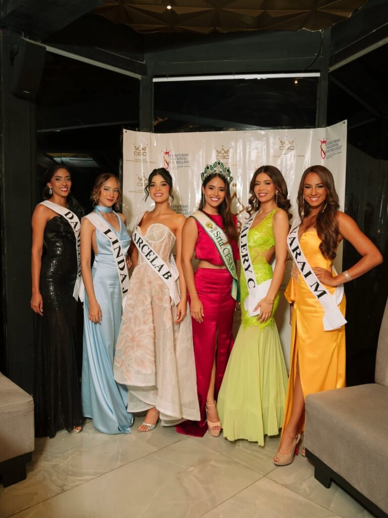 Candidatas del certamen de belleza posan junto a la Señorita Cesar durante un evento en Valledupar