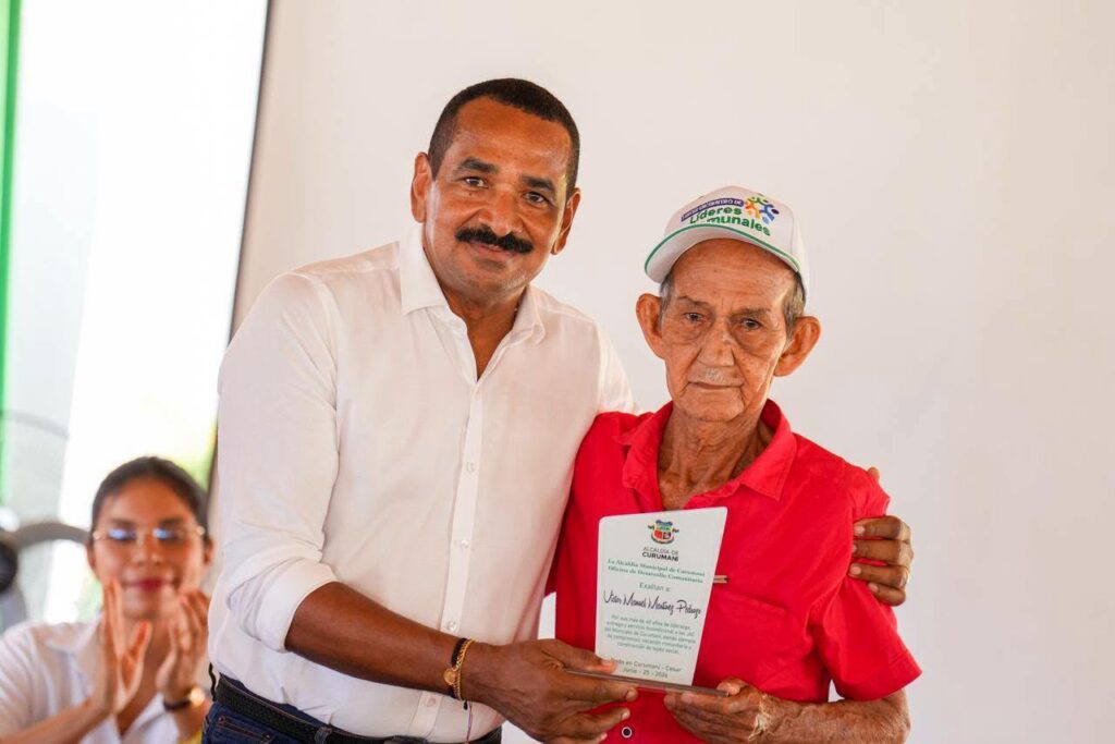 Líder comunal recibe un reconocimiento durante una jornada de fortalecimiento de las Asojuntas del Cesar