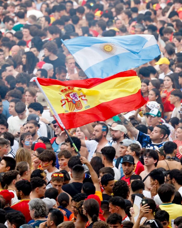Banderas de España y Argentina durante la final del Mundial 2026