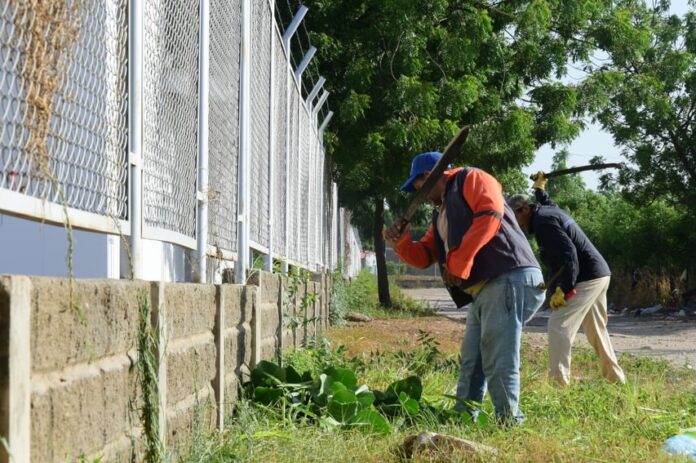 Trabajadores realizan jornada de limpieza urbana en Valledupar
