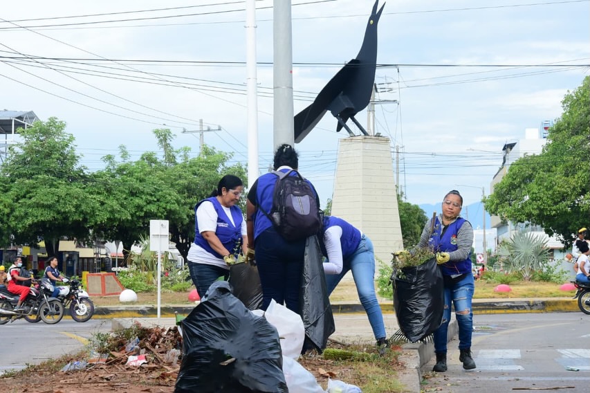 Escuadrón del Embellecimiento limpia la glorieta Los Gallos en Valledupar
