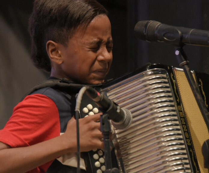Joven acordeonero participa en el Festival Cantores Calabaceros