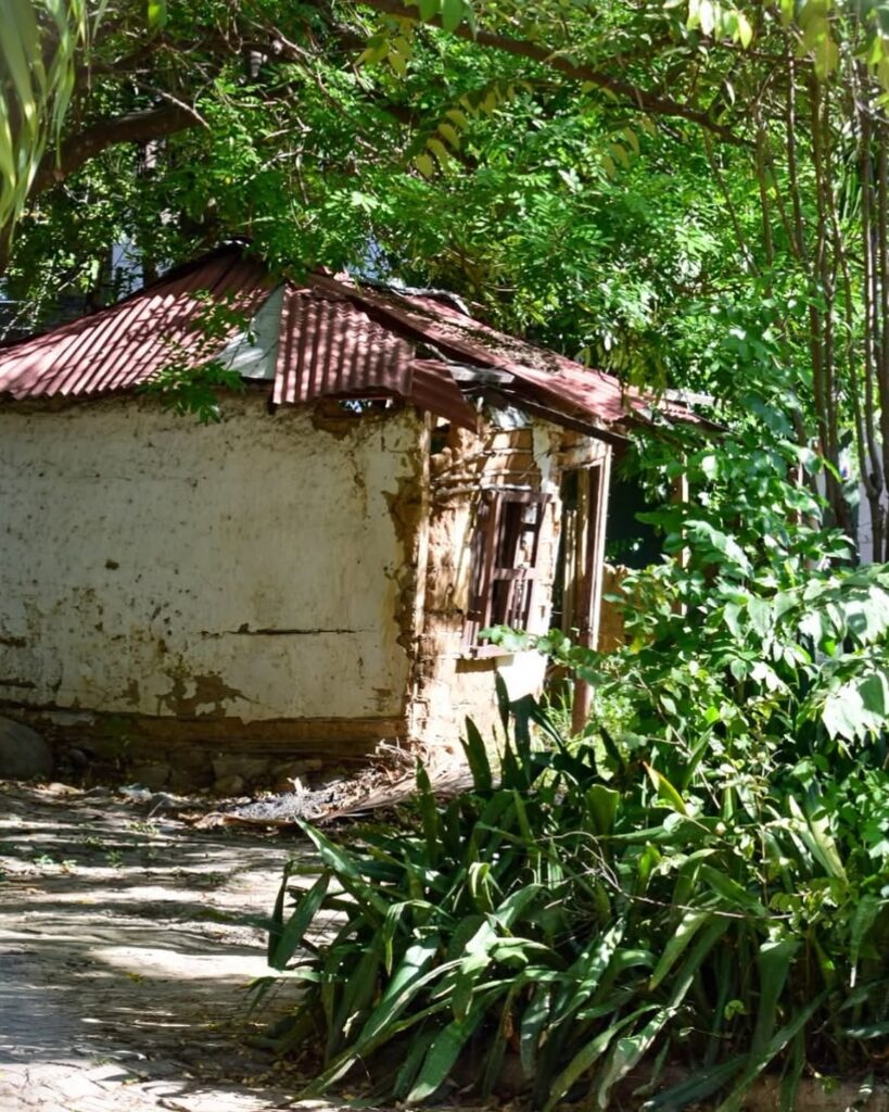 Vivienda tradicional del Pueblito Vallenato con paredes deterioradas y techo en mal estado, reflejo del abandono de este patrimonio cultural de Valledupar.
