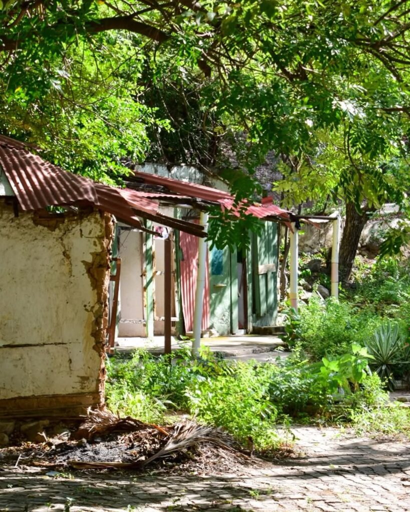 Construcciones deterioradas del Pueblito Vallenato en Valledupar, afectadas por el abandono y el paso del tiempo.