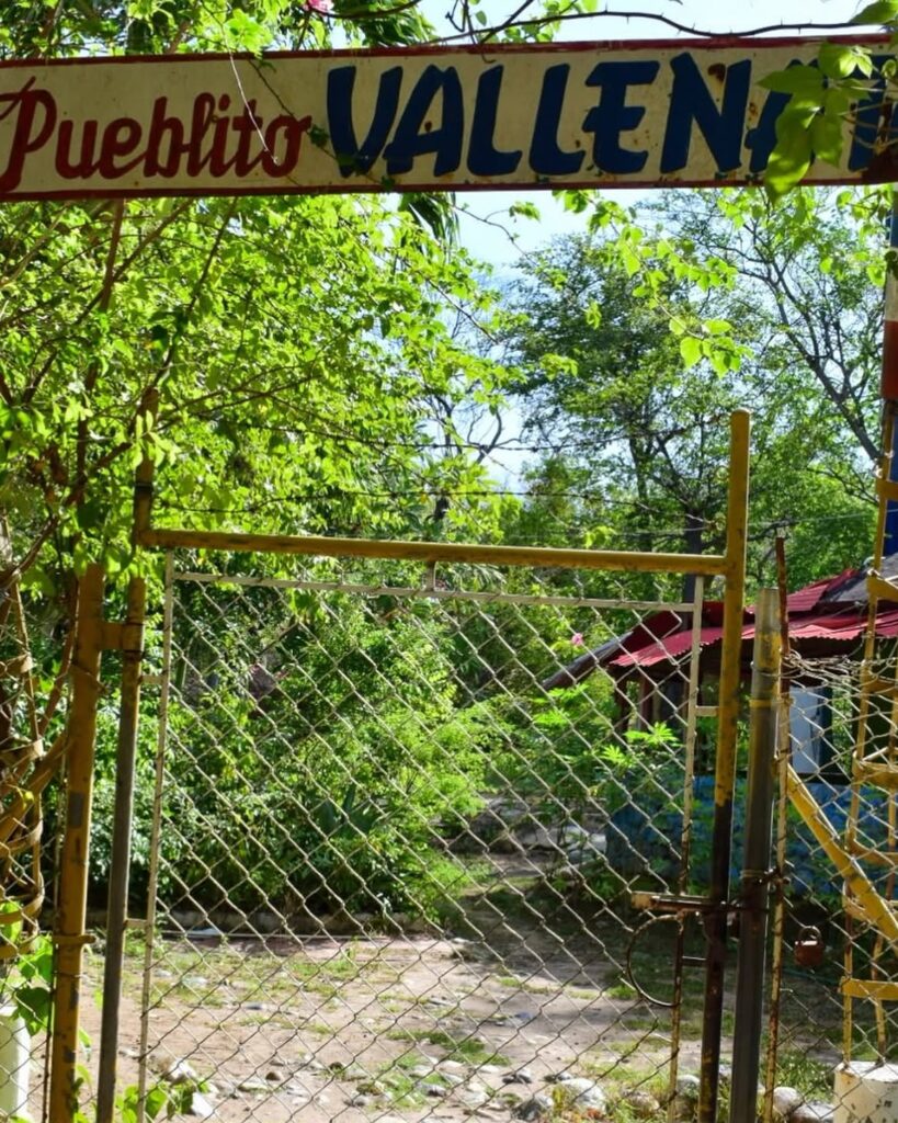 Entrada del Pueblito Vallenato cerrada y rodeada de vegetación, reflejo del abandono de este emblemático sitio turístico de Valledupar.