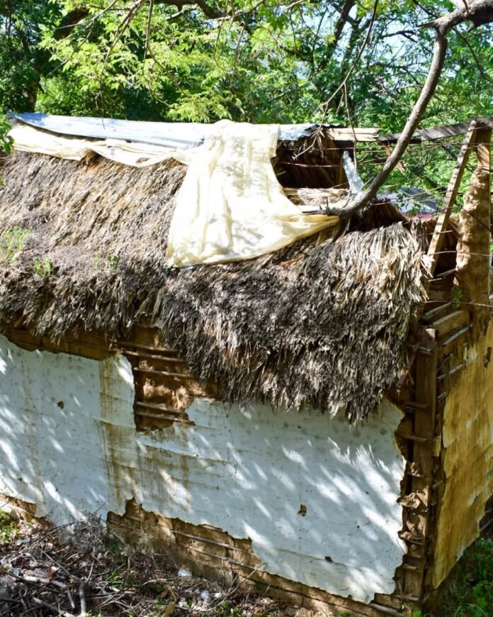 Vivienda de bahareque deteriorada en el Pueblito Vallenato, uno de los símbolos turísticos de Valledupar afectado por años de abandono.