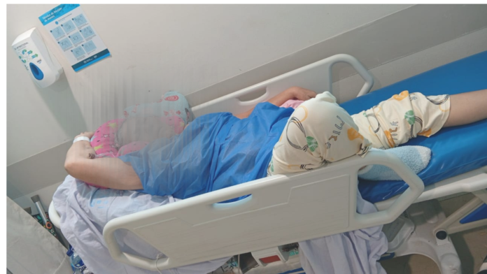 Yamileth Esther Guerra hospitalizada mientras esperaba la autorización de una biopsia urgente en Valledupar.