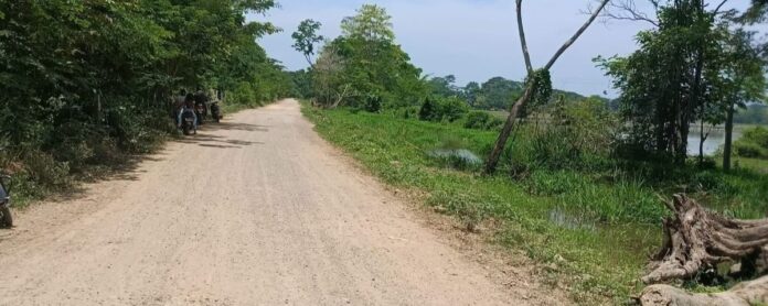 Vía rural del corregimiento de Pueblo Nuevo, en Tamalameque, donde un grupo armado asesinó a un hombre.
