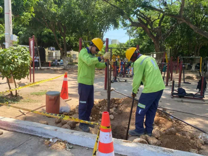 Operarios de Afinia ejecutan trabajos en las redes eléctricas de la urbanización OGB, en Valledupar.