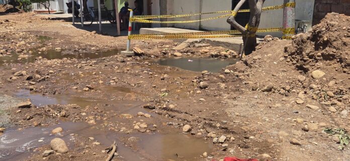 Fuga de agua por una tubería averiada durante obras de pavimentación en el barrio El Galán, en Valledupar.
