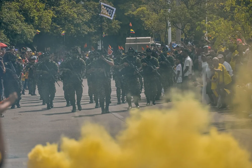 Militares participan en desfile del 20 de julio ante cientos de ciudadanos