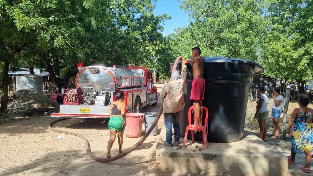 Carrotanque de bomberos suministra agua a una comunidad afectada por el desabastecimiento en Valledupar